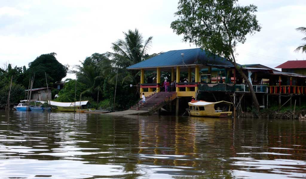 Embarcadero en el recorrido al viajar a Sarawak Borneo en Malasia