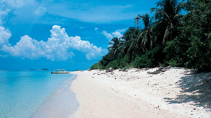 La playa en la Isla de las Tortugas en Borneo