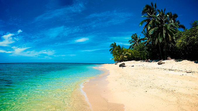 Playa en la isla de las tortugas en Borneo