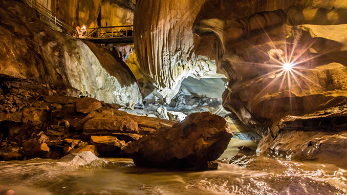 La mayor cueva de Malasia Gua Tempurang en Perak