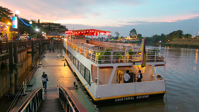 Qué hacer en Kuching barco por río Sarawak
