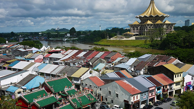 Vista del río y el centro de Kuching, capital de Sarawak