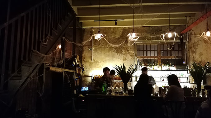 Bar Tiga en Ipoh la noche de Ipoh
