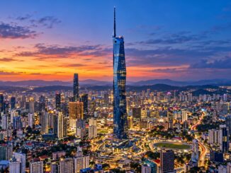 Merdeka 118 iluminado al atardecer sobre el skyline de Kuala Lumpur
