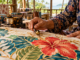 Artesana aplicando cera sobre tela de batik malasio con motivos florales