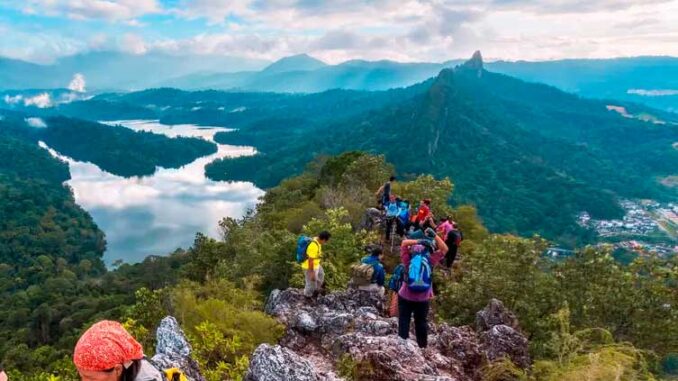 Cresta rocosa de Bukit Tabur sobre el embalse de Klang Gates, Selangor