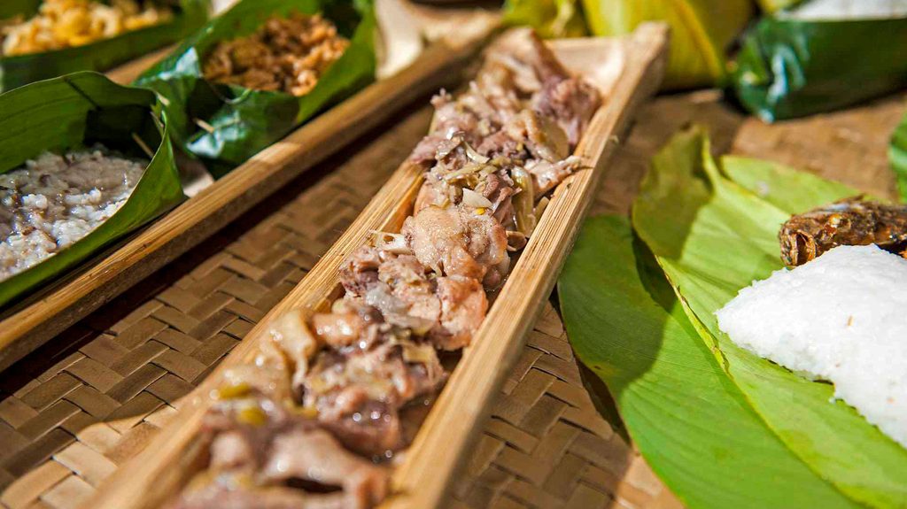 Pollo cocinado en bambú, comida típica de Borneo