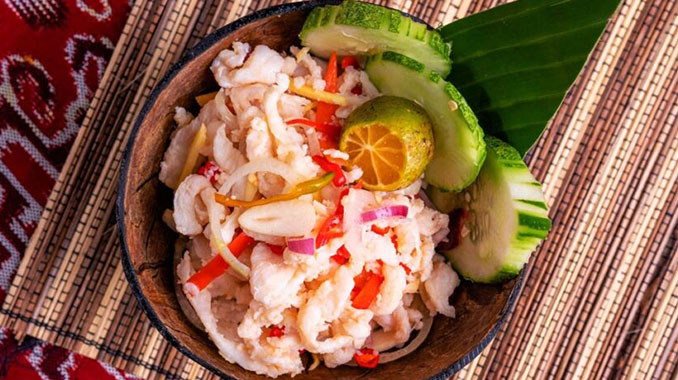 Umai ensalada de pescado marinado típica de la cocina de Borneo